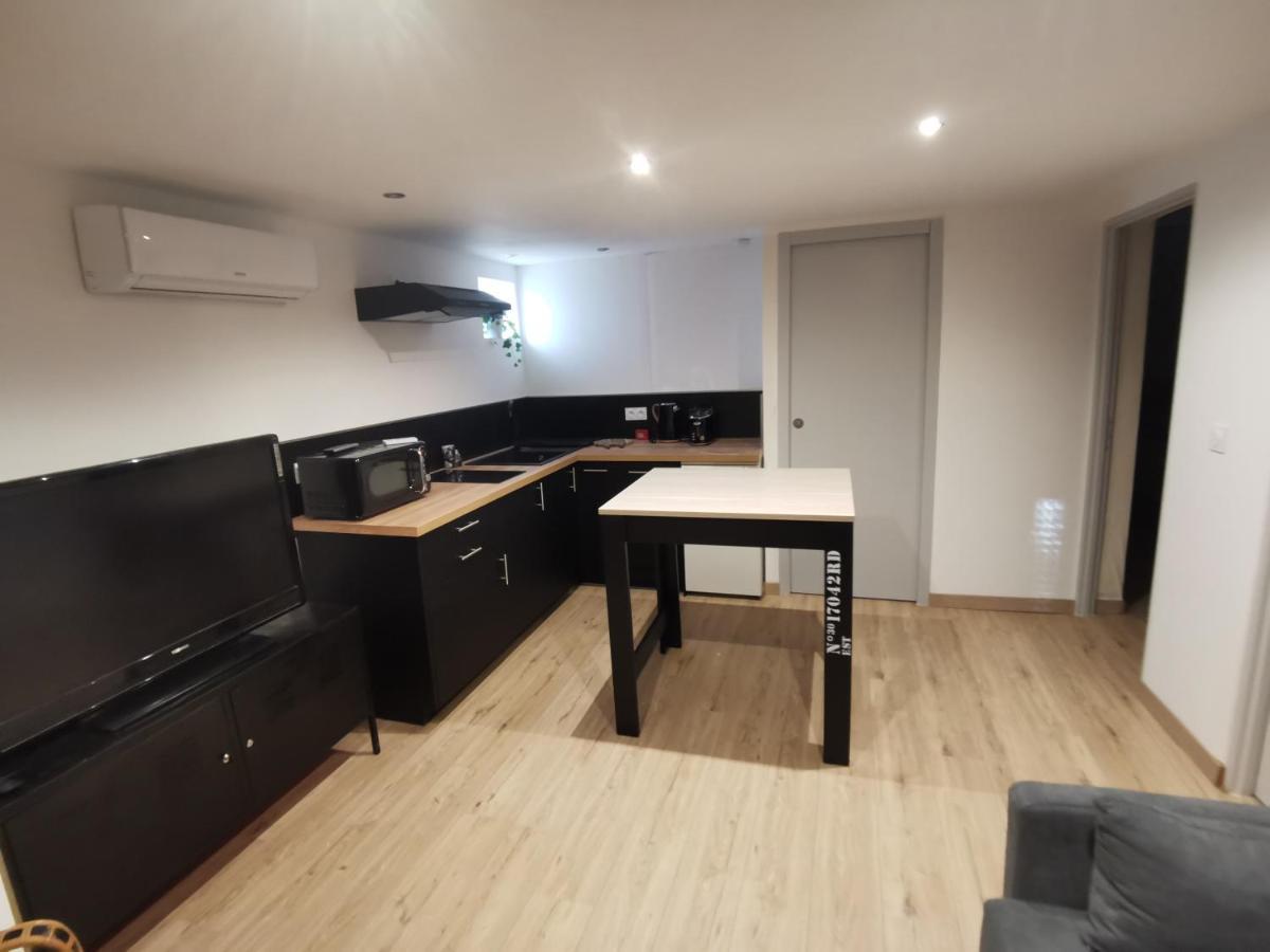 Gite 2 Chambres Avec Piscine Sernhac エクステリア 写真